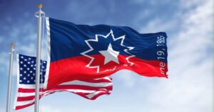 Le,drapeau,de,juin,s'agite,dans,le,vent,avec,le,drapeau,américain