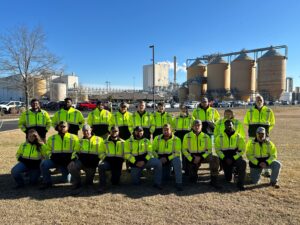 20 nouveaux employés en janvier 2024, photographiés devant l'usine de Marlboro.