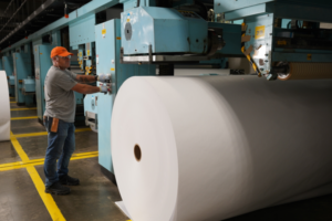 Membre du syndicat des Métallurgistes unis d'Amérique à côté d'un rouleau de papier