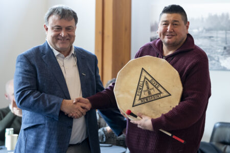 Photo 2. Tla’amin Nation and Domtar sign the tiskwat land agreement in Powell River, BC. Domtar’s Pulp and Tissue President Richard Tremblay (left) and Tla’amin’s Hegus John Hackett. The agreement sees a significant portion of the tiskwat paper mill site lands returning to the Tla’amin Nation. (CNW Group/Domtar)