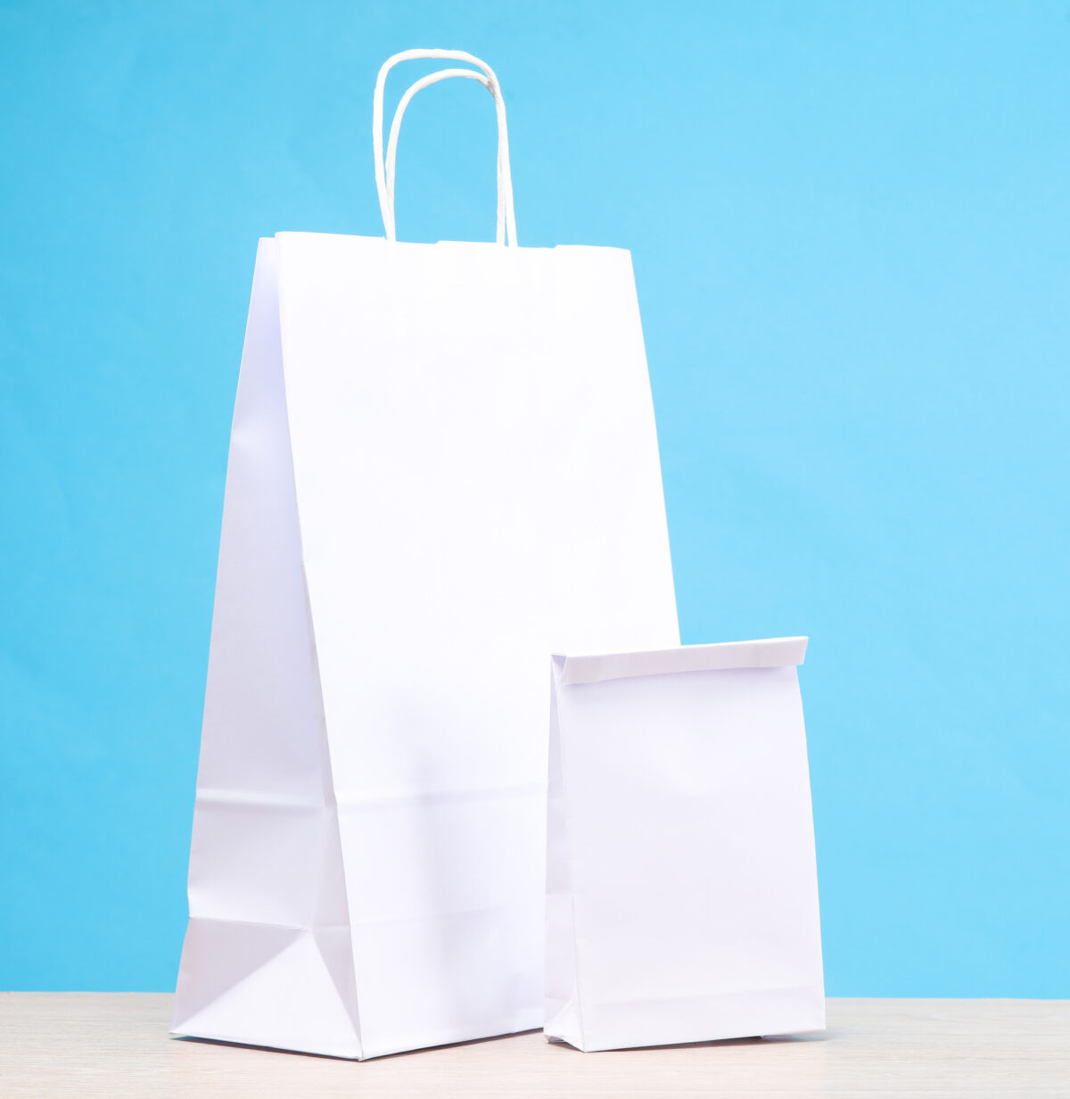 Shopping bag and grocery pack mockup on blue background