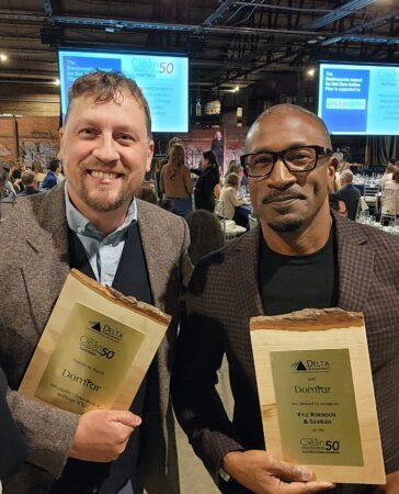 David Marshall a remis un prix parrainé par Domtar, le prix Canada's Clean50 pour la réduction des émissions de gaz à effet de serre, à l'Hôpital pour enfants malades, où le père de Marshall a travaillé pendant 20 ans comme aumônier. 