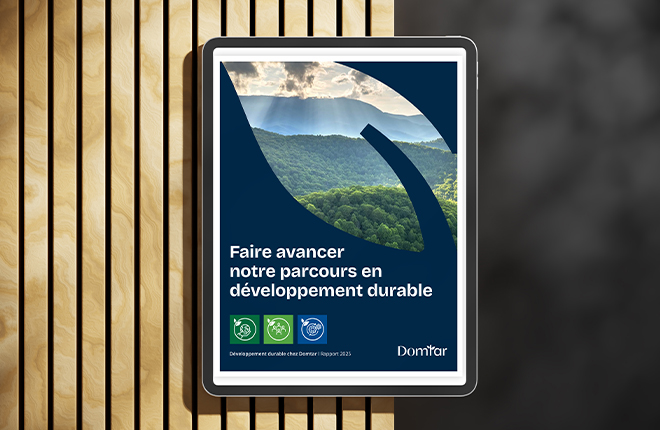 Rapport annuel de développement durable de Domtar est désormais disponible en ligne. Description: Page couverture du rapport de développement durable intitulée « Faire avancer notre parcours en développement durable », affichée sur une tablette.