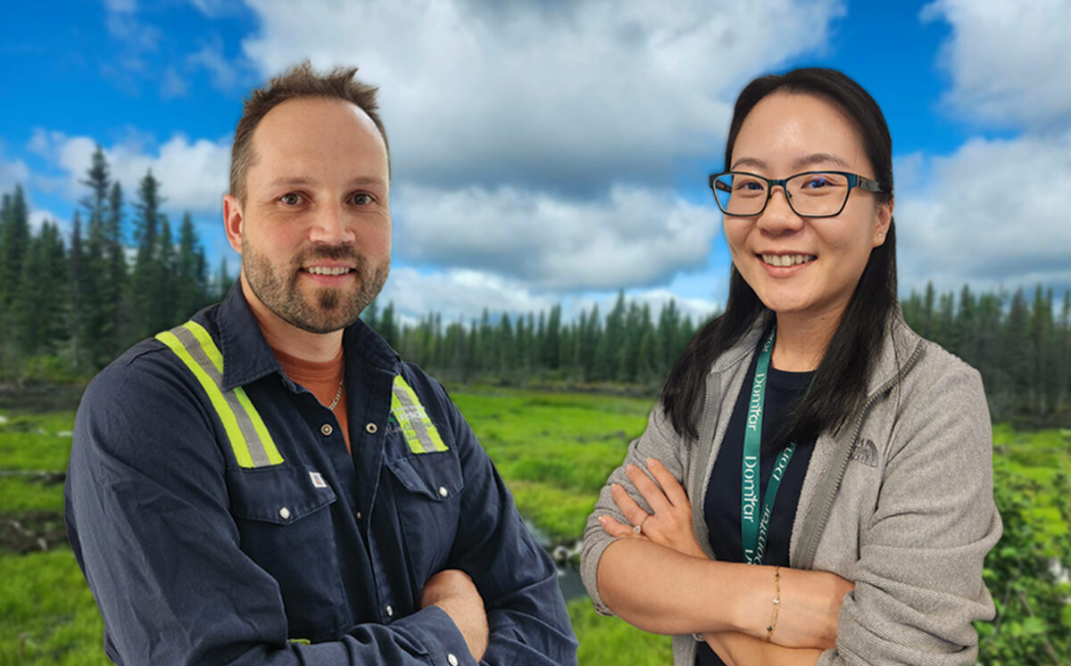 Marc-Alexandre Audet et Jessica Susanto, de Domtar, figurent au palmarès des 10 meilleurs professionnels de moins de 40 ans de Pulp & Paper Canada. Marc-Alexandre apparaît à gauche et Jessica, à droite. Leurs portraits sont superposés à l’image d’une forêt en arrière-plan.
