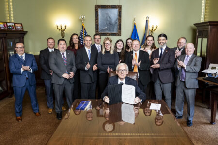 Le gouverneur du Wisconsin, Tony Evers, signe une entente relative à la modernisation du barrage de Rothschild.
