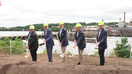 Des dirigeants de Domtar lors de la cérémonie d’inauguration des travaux de modernisation du barrage de Rothschild, en 2025.